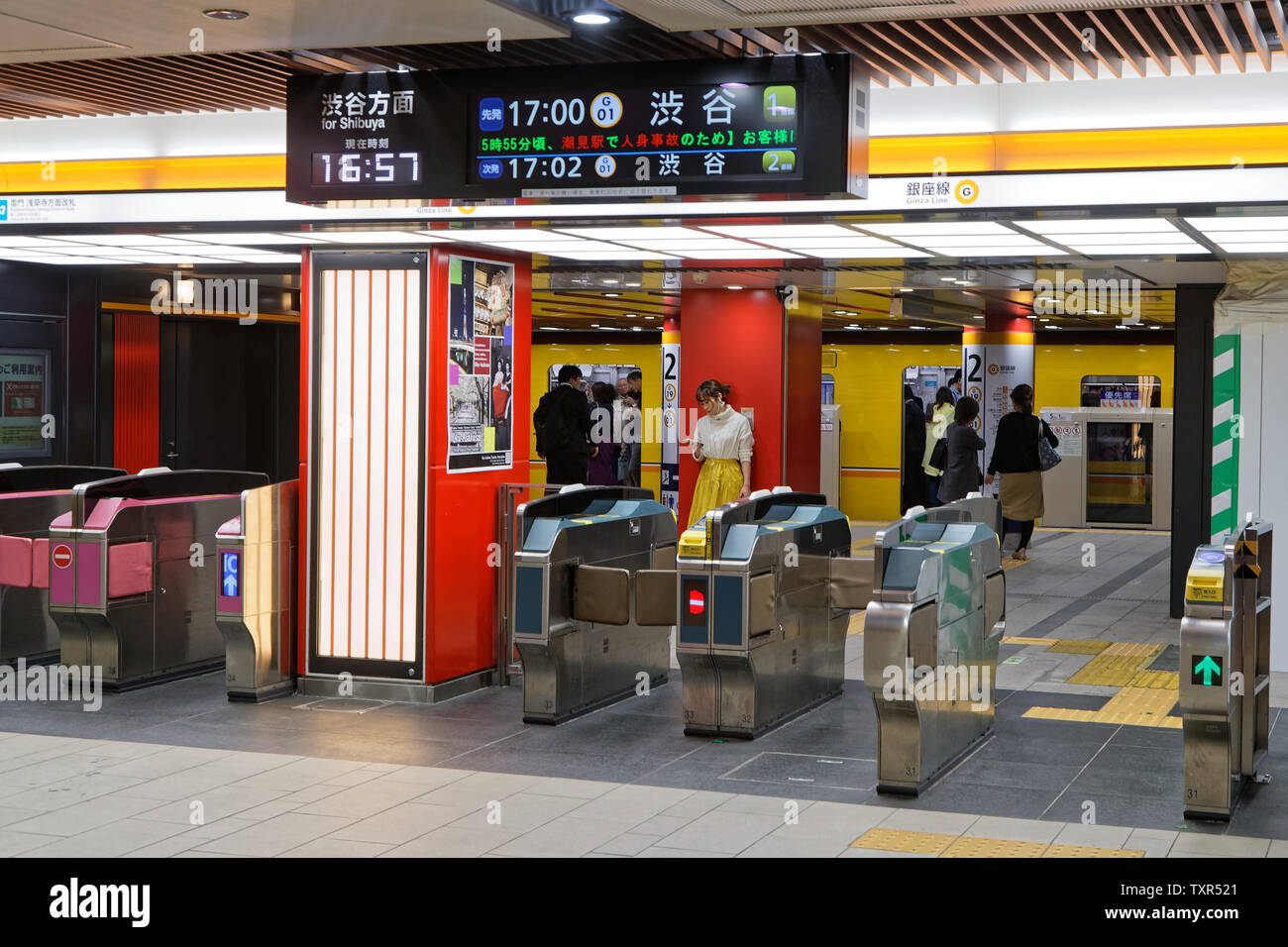Tokio, Japan, Mai 9, 2019: Ein U-Bahnhof im Stadtzentrum. Sowohl der Tokyo Metro und der Toei U-Systeme eng mit einer einheitlichen integrierten Stockfoto