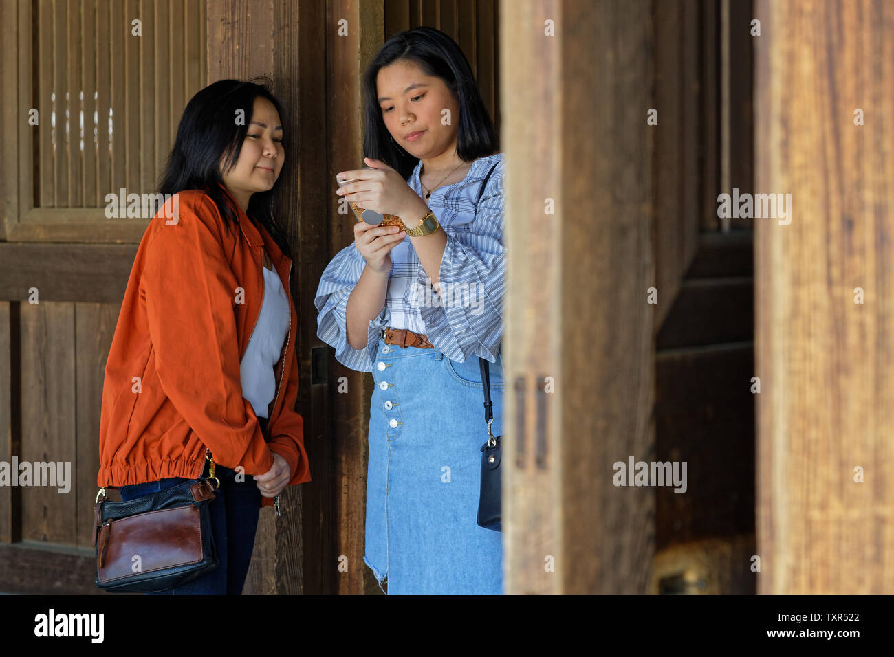 Tokio, Japan, 10. Mai 2019: junger Frauen an einem Smartphone. Nutzung von Smartphones in Tokio ist sehr entwickelt, aber die Japaner haben ausgezeichnete Telefon Stockfoto