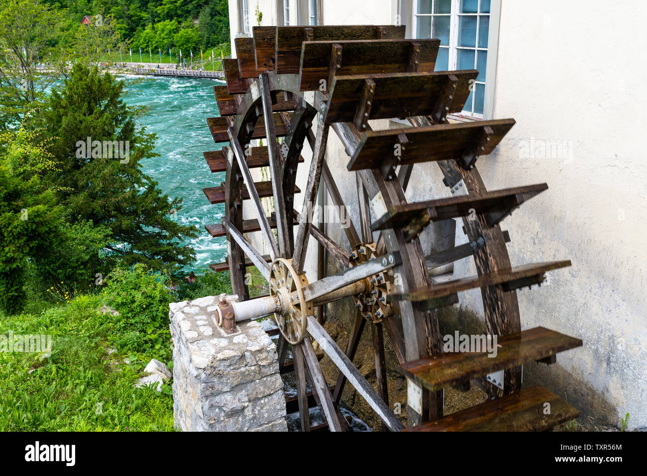 Eine Holz-, Wasser Rad für die Umwandlung der Energie des fließenden Wassers, zu Beginn der Rhein in der Schweiz. Stockfoto