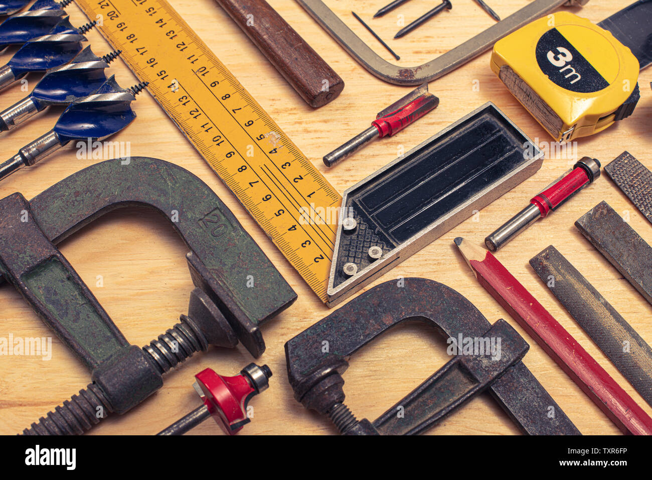 Die Zusammensetzung der verschiedenen mechanischen Werkzeugen für den Handel mit Carpenter. Real und verwendeten Objekte. Stockfoto