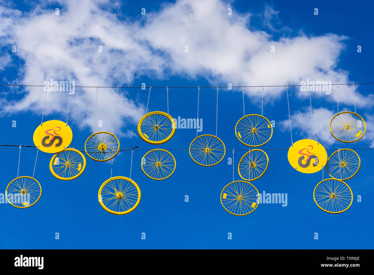 Gelb lackiert Fahrrad Räder über den Grand Place, Brüssel, Belgien ausgesetzt für Start der Tour de France 2019. Stockfoto