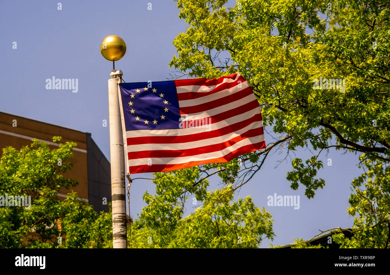 Commemorative dreizehn Sterne amerikanische Flagge im Wind auf einem Fahnenmast in einem Park in New York am Sonntag, 23. Juni 2019. (© Richard B. Levine) Stockfoto