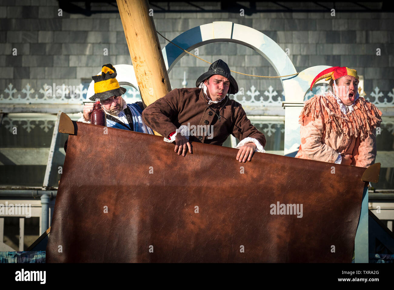 Schauspieler David Sayer, Chris Wills und Katy hilft bei der Durchführung der Rollen von Stephano und Trinculo, Bootsmann in einem freien Theater Produktion Der tempes Stockfoto