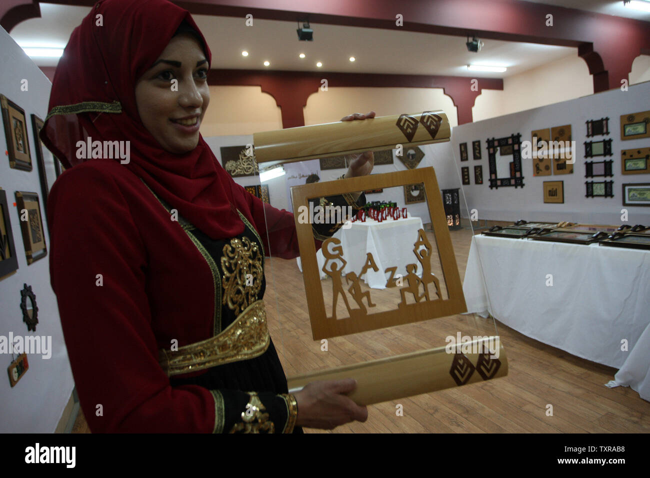 Die Besucher werden in eine Kunst Holzarbeiten Ausstellung eines 38 Jahre alten palästinensische Künstlerin Iyad Sawalha (nicht gesehen) wie er seine Arbeit zeigt in Khan Younis, südlichen Gazastreifen Am 21. Mai 2016. Sawalha Wer ist arbeitslos sagte, er formt Holz vor ungefähr 10 Jahren als Hobby begonnen und hat nun mit dem Verkauf seine Arbeit für ein Leben begonnen. Sawalha findet es schwierig, Schnittholz, wie Israel zu erhalten kaum ermöglicht den Import Holz in Gaza unter dem Vorwand, die Verwendung von Holz für den Bau von Widerstand tunneln. Israel verhindert, dass Vielfalt von Materialien, die im Verdacht stehen, von palästinensischen Kämpfern verwendet werden Stockfoto