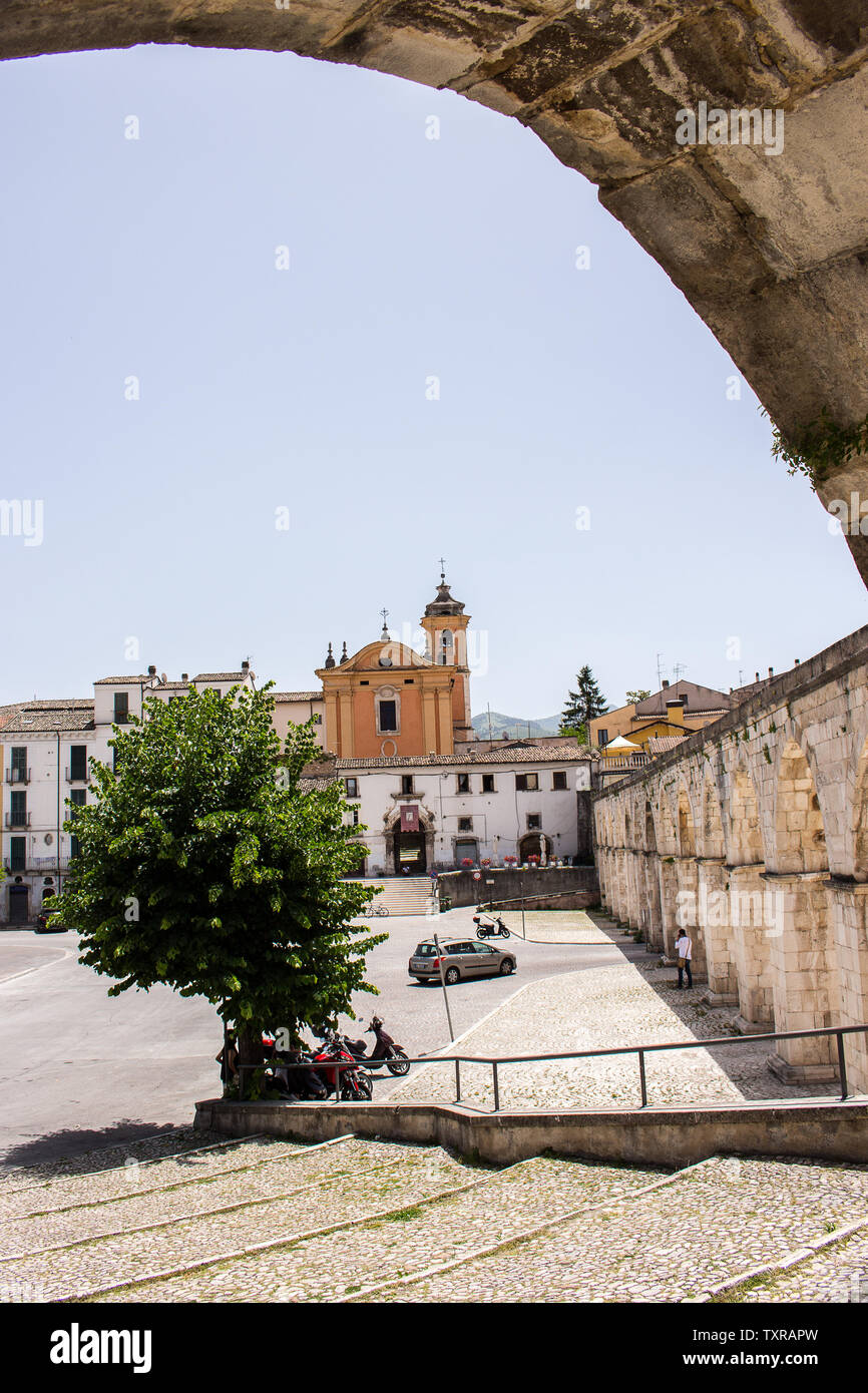 Die mittelalterlichen Aquädukt von Sulmona, in der Nähe der Piazza Garibaldi gebaut Stockfoto