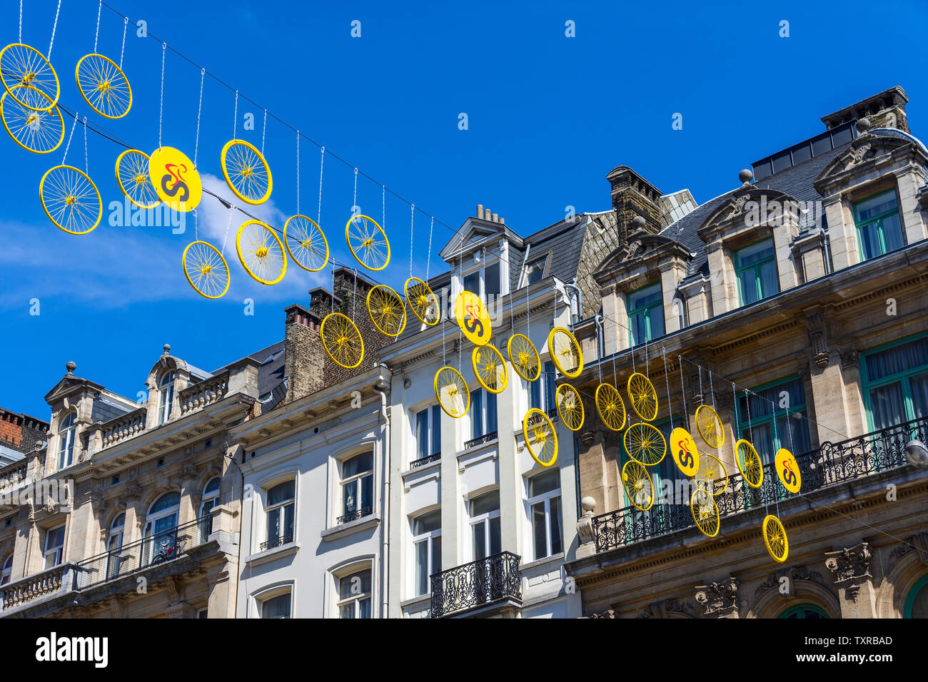 Gelb lackiert Fahrrad Räder über den Grand Place, Brüssel, Belgien ausgesetzt für Start der Tour de France 2019. Stockfoto