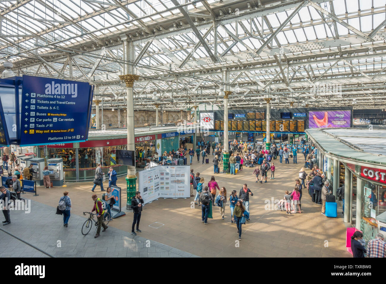 Innenraum Szene eines geschäftigen Bahnhof Edinburgh Waverley, mit ...