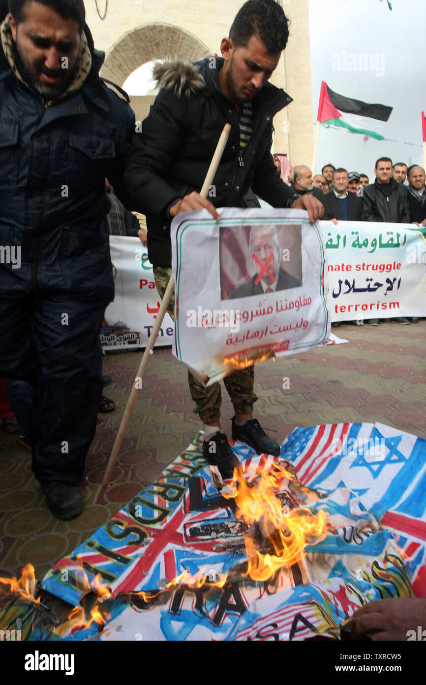 Palästinenser brennen Bilder von US-Präsident Donald Trump bei einer Demonstration gegen einen bevorstehenden UN-Generalversammlung Abstimmung über ein US-verfasst Resolution zur Verurteilung der palästinensischen Hamas in der Stadt Rafah im südlichen Gazastreifen am 6. Dezember 2018. Foto von Ismael Mohamad/UPI Stockfoto