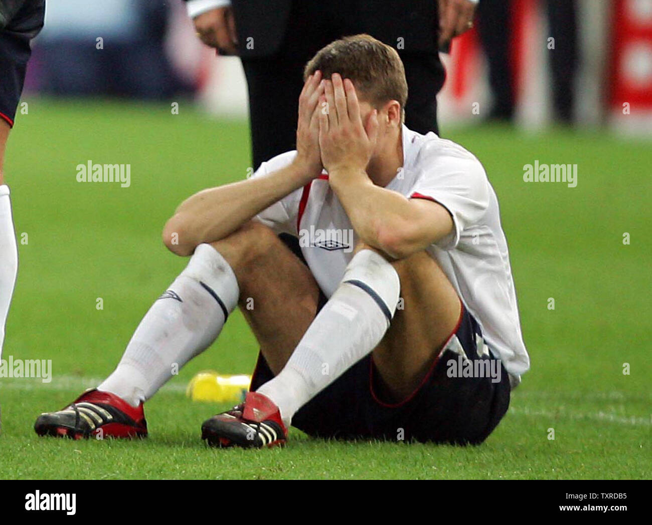 England Steven Gerrard ist nach fehlt in das Elfmeterschießen im Viertelfinale Spiel der FIFA Fußball-Weltmeisterschaft Deutschland 2006 in der Arena AufSchalke in Gelsenkirchen am 1. Juli 2006 niedergeschlagen. Portugal gewann auf Strafenstößen 3-1 nach dem Spiel 0-0 der Verordnung gebunden war. (UPI Foto/Chris Brunskill) Stockfoto