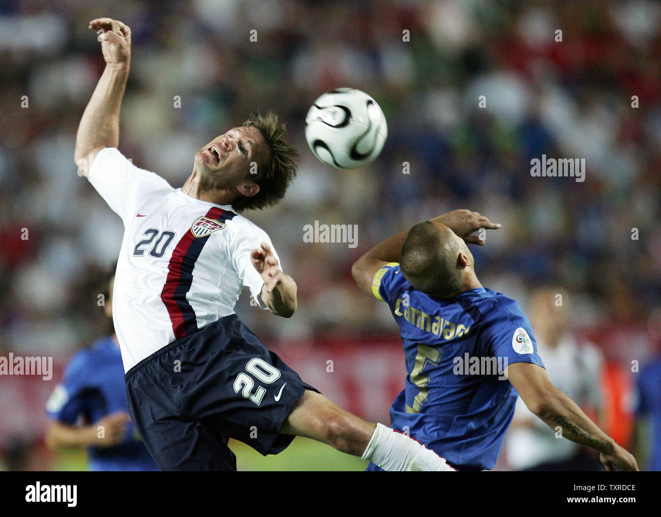 Die USA Brian Mc Bride kämpft für den ball gegen den italienischen Fabio Cannavaro in es Wm in Kaiserslautern, Deutschland am 17. Juni 2006. JAPAN (Japan/UPI Foto/Tobias Kuberski) Stockfoto