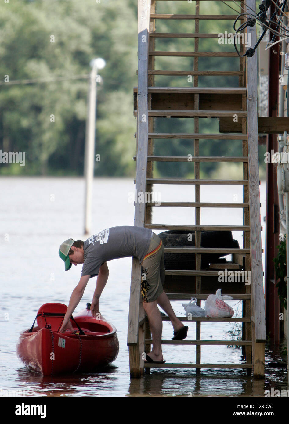 Ein Bewohner von Grafton, Illinois, bindet sein Kanu zu seinem Haus entlang der überquellenden Illinois River am 21. Juni 2008. Hochwasser vom Mississippi Fluss stromaufwärts geschoben, wo die beiden Flüsse treffen. (UPI Foto/Markierung Cowan) Stockfoto