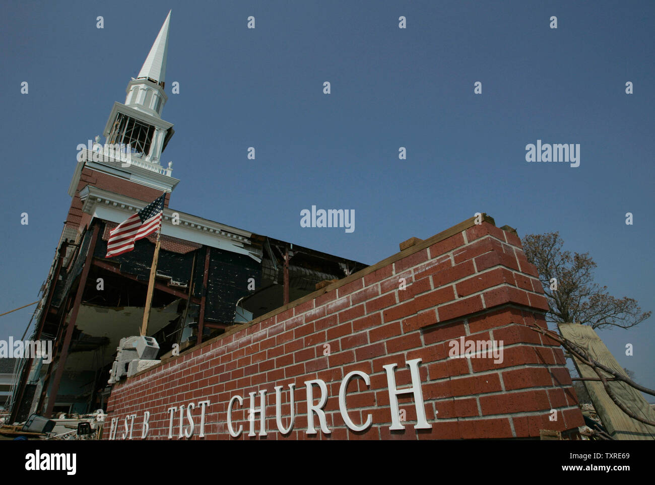 Eine amerikanische Flagge Wellen in der Brise außerhalb der Sturm - First Baptist Church in die Folgen des Hurrikans Katrina verwüsteten an Sept. 12, 2005 in Gulfport, MS. (UPI Foto/Billy Suratt) Stockfoto