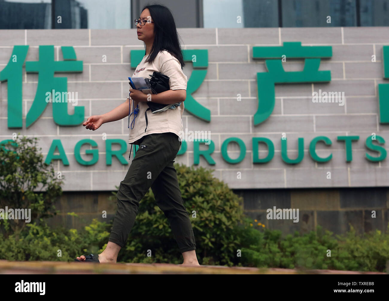 Eine chinesische Frau geht Vergangenheit ein landwirtschaftliches Zentrum Produkte in Guiyang, der Hauptstadt der Provinz Guizhou, die am 7. Juli 2018. China erhöht die Einfuhr landwirtschaftlicher Produkte, Ressourcen-Produkte und der Geschwindigkeit einer Studie über Paralleleinfuhren von Fahrzeugen, die nach dem Stand des Rates. China den ersten Platz in der weltweiten Farm ausgegeben. Foto von Stephen Rasierer/UPI Stockfoto