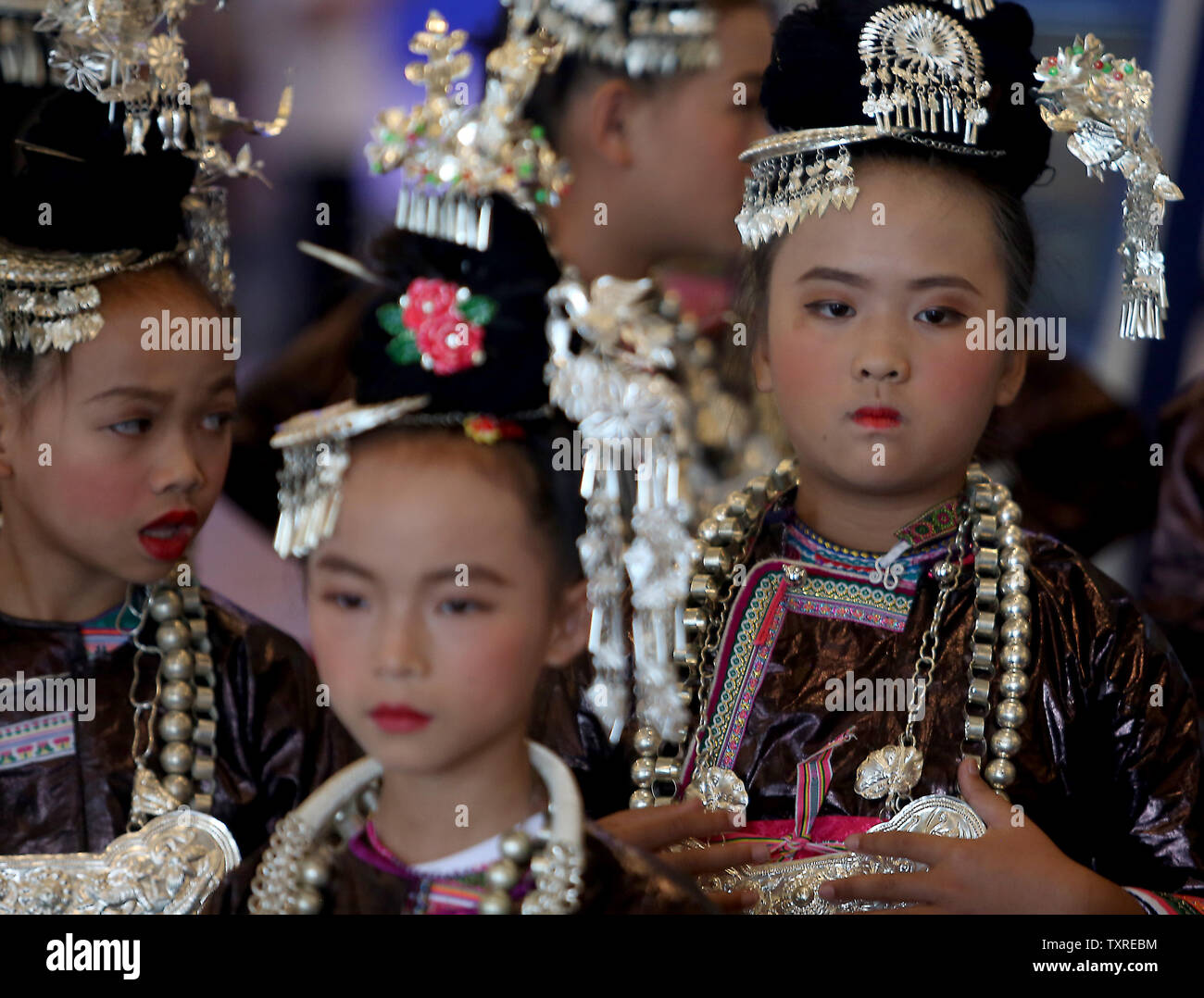 Dong Kinder in traditioneller Kleidung vorbereiten, auf einer Konferenz in Guiyang, der Hauptstadt der Provinz Guizhou zu singen, die am 7. Juli 2018. Ethnische Minderheiten, mit ihren bunten Kulturen, oft über China, die von den lokalen Regierungen und Unternehmen ihre bestimmten Stadt oder Marke zu präsentieren. Foto von Stephen Rasierer/UPI Stockfoto