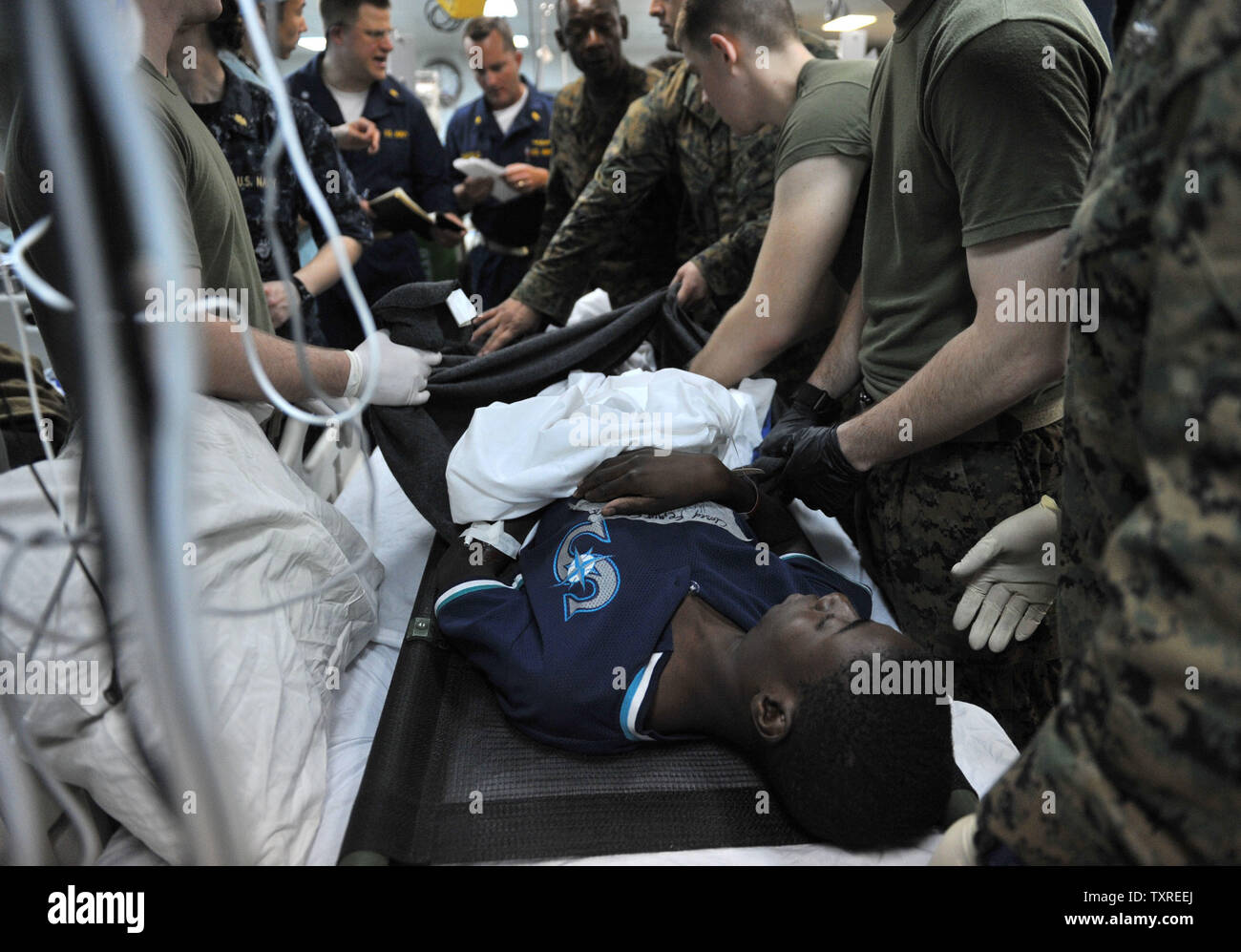 Ein Erdbeben Opfer Behandlung auf der USS Bataan, vor der Küste von Haiti, 20. Januar 2010. UPI/Kevin Dietsch.. Stockfoto Ein Erdbeben Opfer Behandlung auf der USS Bataan, vor der Küste von Haiti, 20. Januar 2010. UPI/Kevin Dietsch.. Stockfoto