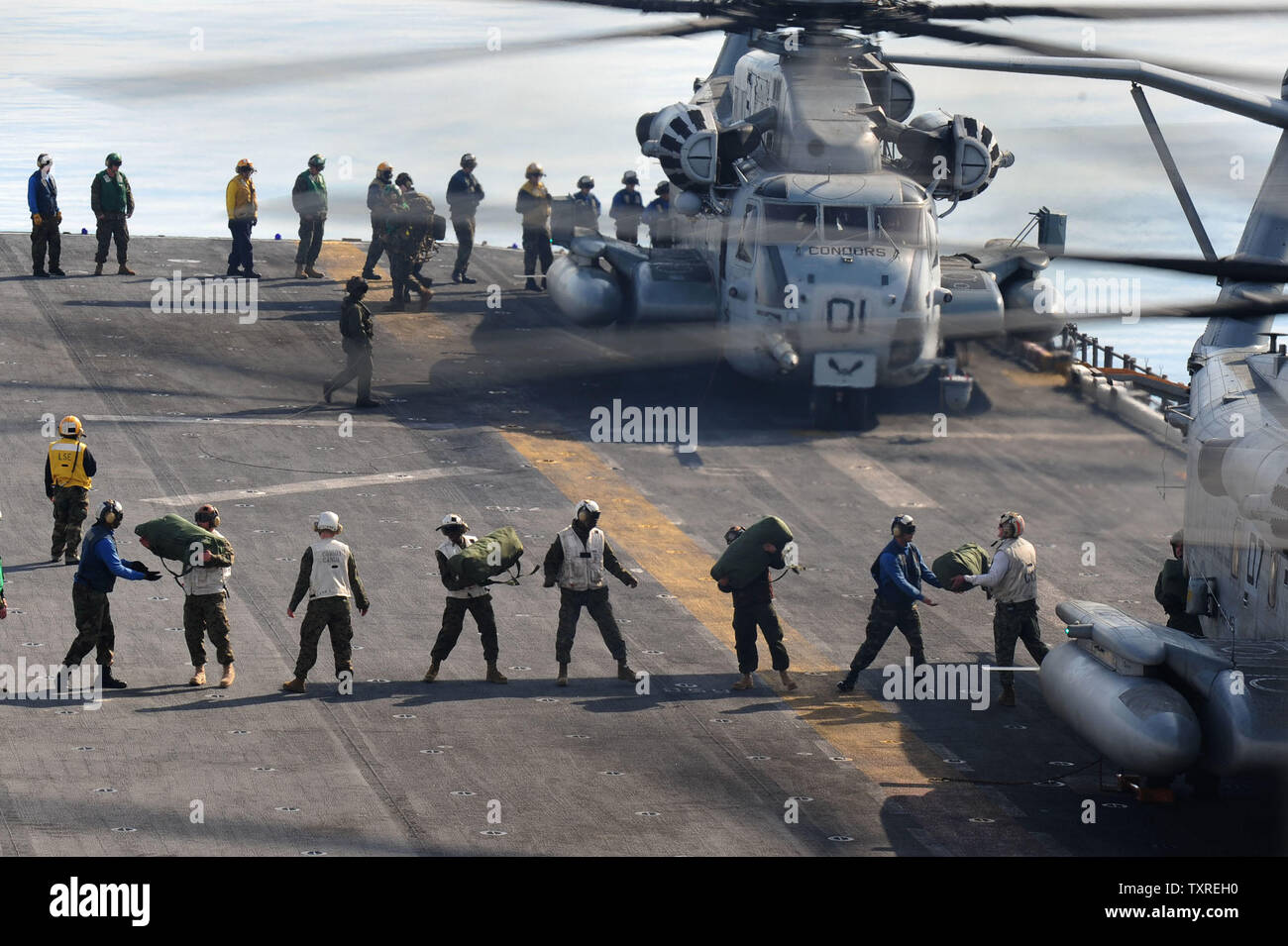 Naval Flugzeugabfertiger liefert aus marinen CH-53 Entladen e Hubschrauber an Deck der USS Bataan, vor der Ostküste der USA, 16. Januar 2010. Die USS Bataan ist der Transport der 22 Marine Expeditionary Unit in Haiti mit den Hilfsmaßnahmen nach dem Erdbeben der Stärke 7.0, das Land verwüstet zu unterstützen. UPI/Kevin Dietsch.. Stockfoto