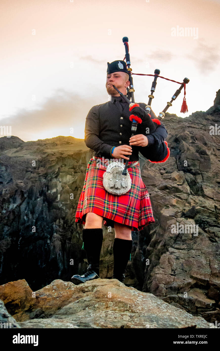 Scottish Piper in der isländischen Wüste. Stockfoto