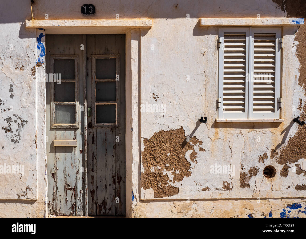 Alte Tür und Fensterläden, portugiesisches Dorf Stockfoto