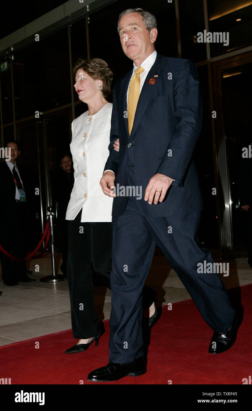 Us-Präsident George W. Bush und First Lady Laura Bush kommen für ein Gala Dinner in der Asia-Pacific Economic Cooperation (APEC) Gipfel in Hanoi am 18. November 2006. Bush warnte davor, dass die Vereinigten Staaten und ihre Verbündeten duldet keine Übertragungen von Nukleartechnologie durch Nordkorea zu feindliche Regime und terroristischen Gruppen. (UPI Foto/Anatoli Zhdanov) Stockfoto