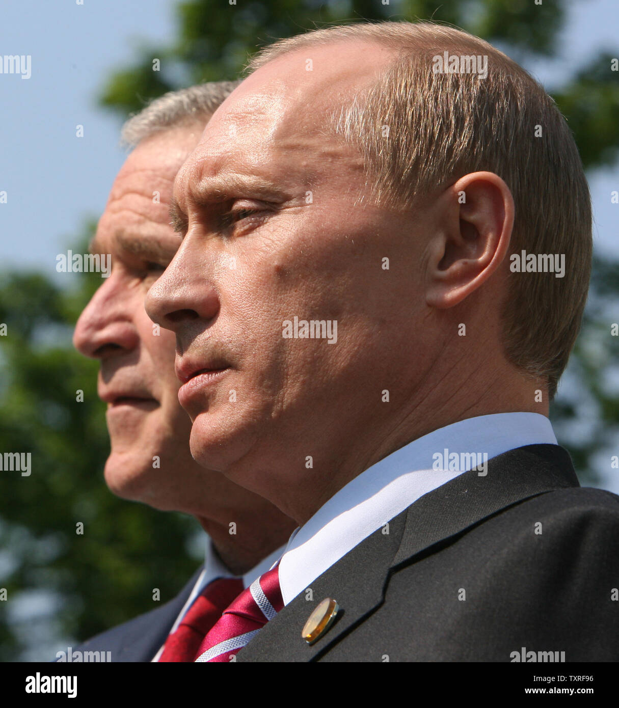 Us-Präsident George W. Bush (L) und der russische Präsident Wladimir Putin gegenüber Journalisten nach dem Treffen auf dem G8-Gipfel in Heiligendamm, Deutschland, am 7. Juni 2007. Die Führer der G8-Staaten halten ihre jährliche Gipfeltreffen in Heiligendamm Sea Resort am Juni 6-8, 2007. (UPI Foto/Anatoli Zhdanov) Stockfoto