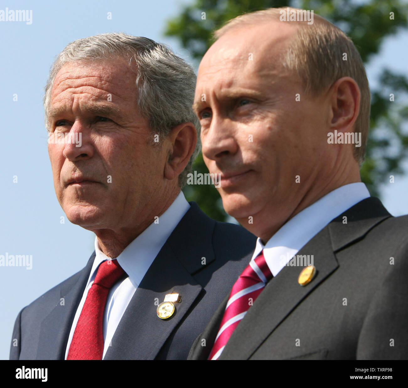 Us-Präsident George W. Bush (L) und der russische Präsident Wladimir Putin gegenüber Journalisten nach dem Treffen auf dem G8-Gipfel in Heiligendamm, Deutschland, am 7. Juni 2007. Die Führer der G8-Staaten halten ihre jährliche Gipfeltreffen in Heiligendamm Sea Resort am Juni 6-8, 2007. (UPI Foto/Anatoli Zhdanov) Stockfoto