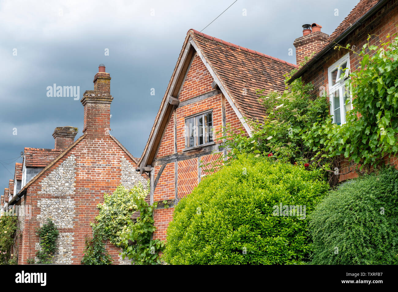 Backstein und Feuerstein Cottages in Turville Dorf in den Chilterns. Buckinghamshire, England Stockfoto