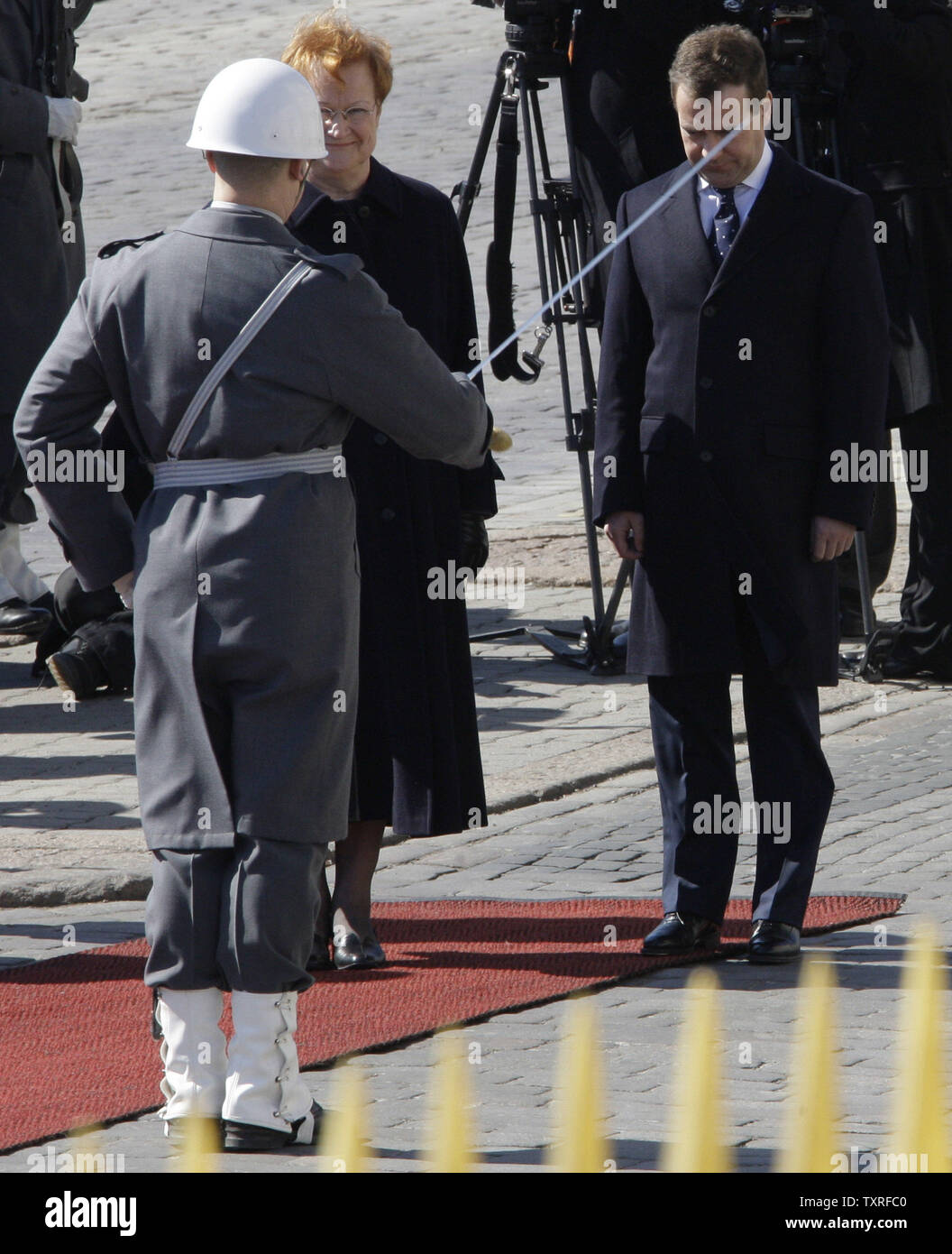 Der russische Präsident Dmitri Medwedew (R) und sein finnischer Kollege Tarja Halonen stand während der offiziellen Begrüßungszeremonie vor dem Präsidentenpalast in Helsinki am 20. April 2009 in den ersten Tagen seines zweitaegigen Staatsbesuch in Finnland. (UPI Foto/Anatoli Zhdanov) Stockfoto