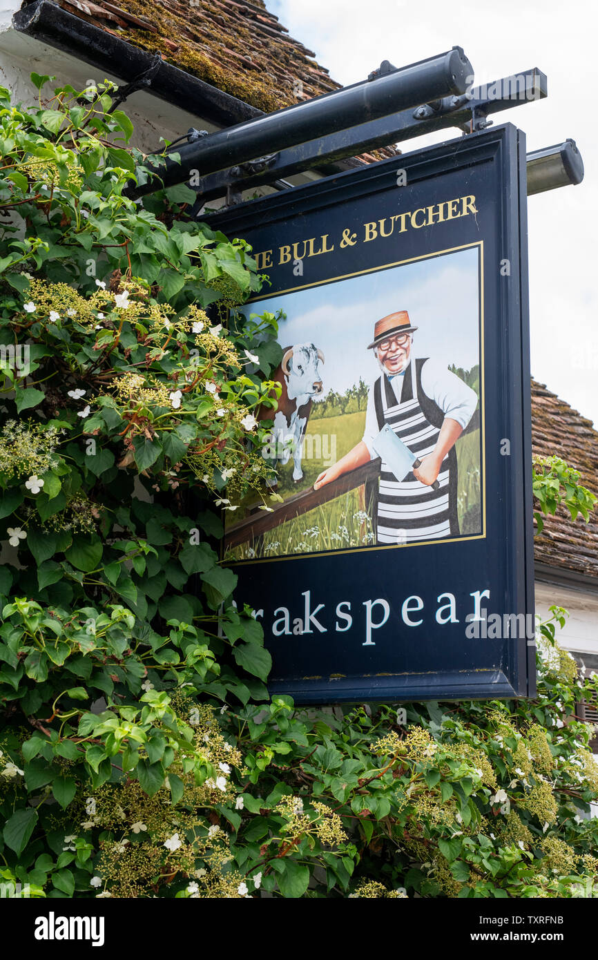 Der Stier und Metzger Country Pub in Turville Dorf in den Chilterns. Buckinghamshire, England Stockfoto