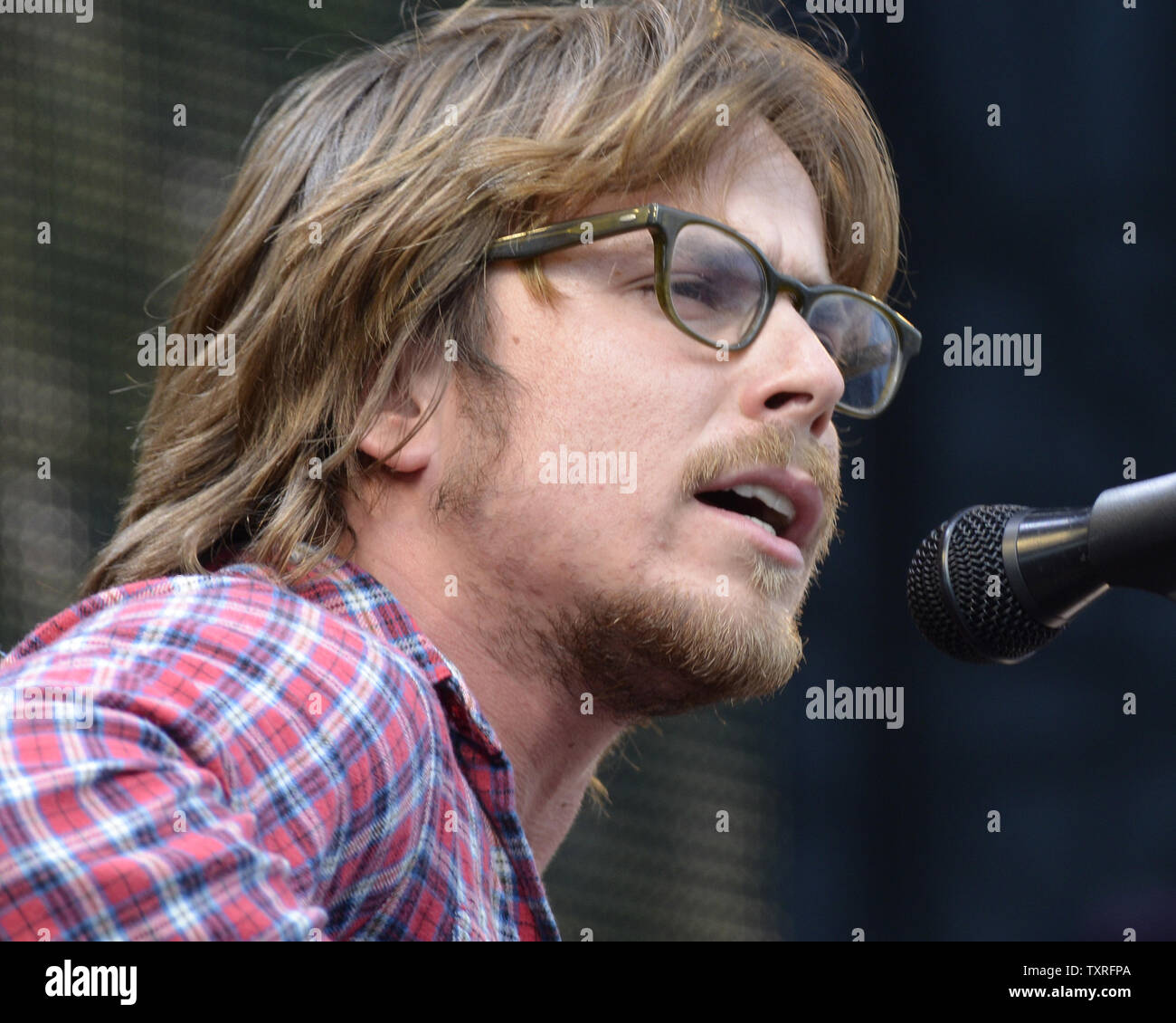 Lukas Nelson und Verheißung des Echten führt auf der Farm Aid Konzert 2012 im Hersheypark Stadium in Hershey, Pennsylvania am 22. September 2012. UPI/Archie Tischler Stockfoto