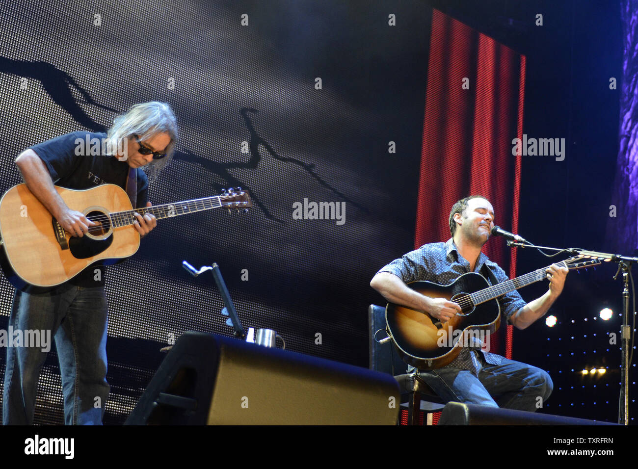 Tim Reynolds verbindet Dave Matthews auf der Bühne des Farm Aid Konzert 2012 im Hersheypark Stadium in Hershey, Pennsylvania am 22. September 2012. UPI/Archie Tischler.. Stockfoto