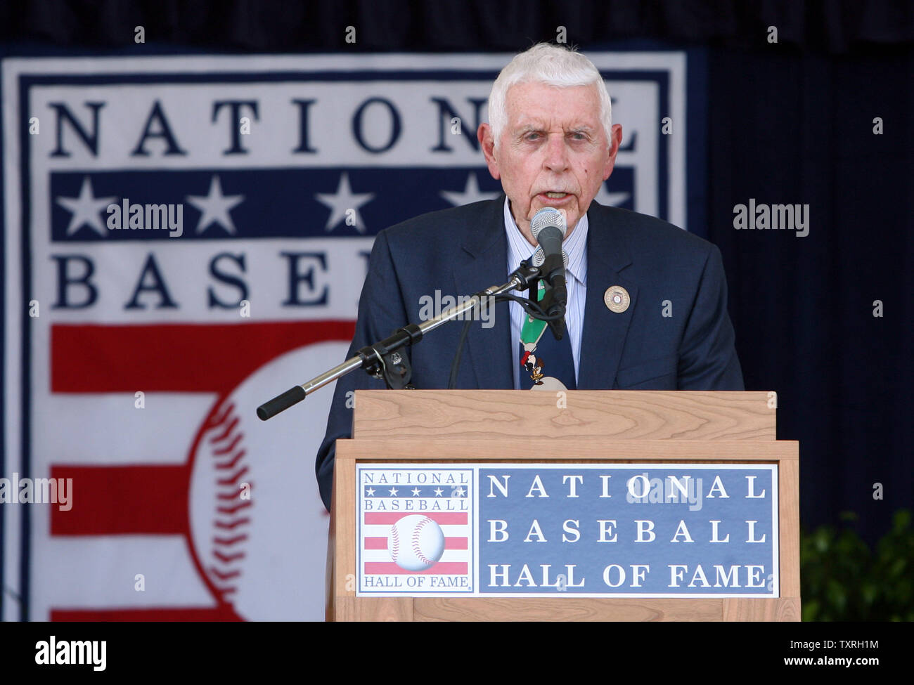 Langjährige Stimme der Houston Astros gen Elston liefert seine Dankesrede nach Erhalt der Ford C Frick Award for Excellence in TV-Journalismus an der Induktion Zeremonien für die National Baseball Hall of Fame in Cooperstown, New York am 30. Juli 2006. (UPI Foto/Rechnung Greenblatt) Stockfoto