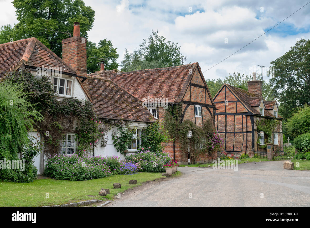 Zeitraum Cottages in Turville Dorf in den Chilterns. Buckinghamshire, England. Stockfoto