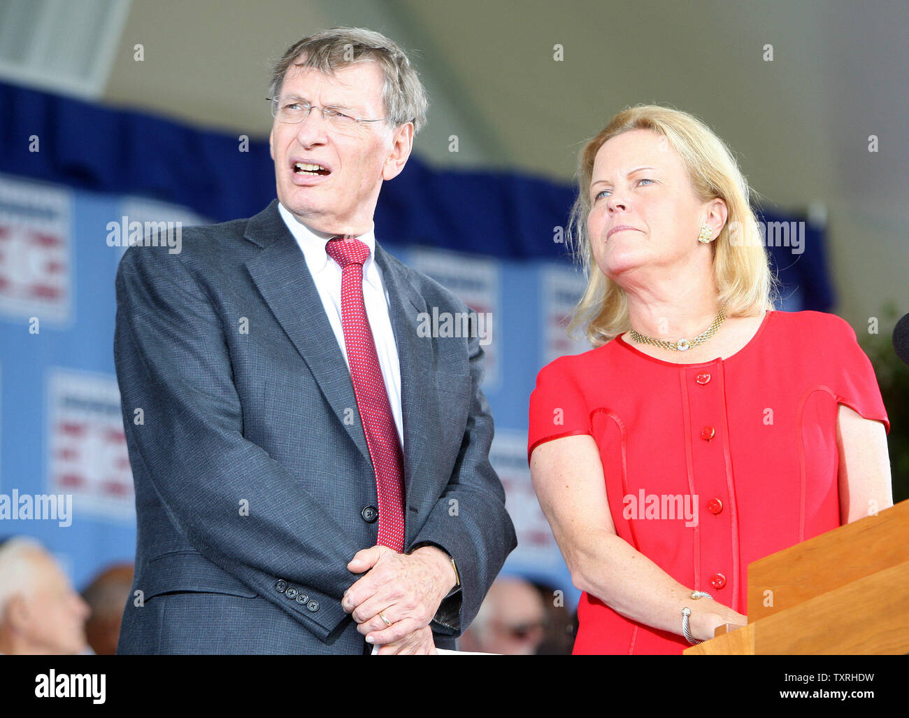 Jane Forbes Clark, Vorsitzender, National Baseball Hall of Fame und Museum Uhren ein Video mit Major League Baseball Beauftragter Bud Selig während der Induktion Zeremonien für neue Mitglieder Rickey Henderson und Jim Reis in Cooperstown, New York am 26. Juli 2009. (UPI Foto/Rechnung Greenblatt) Stockfoto