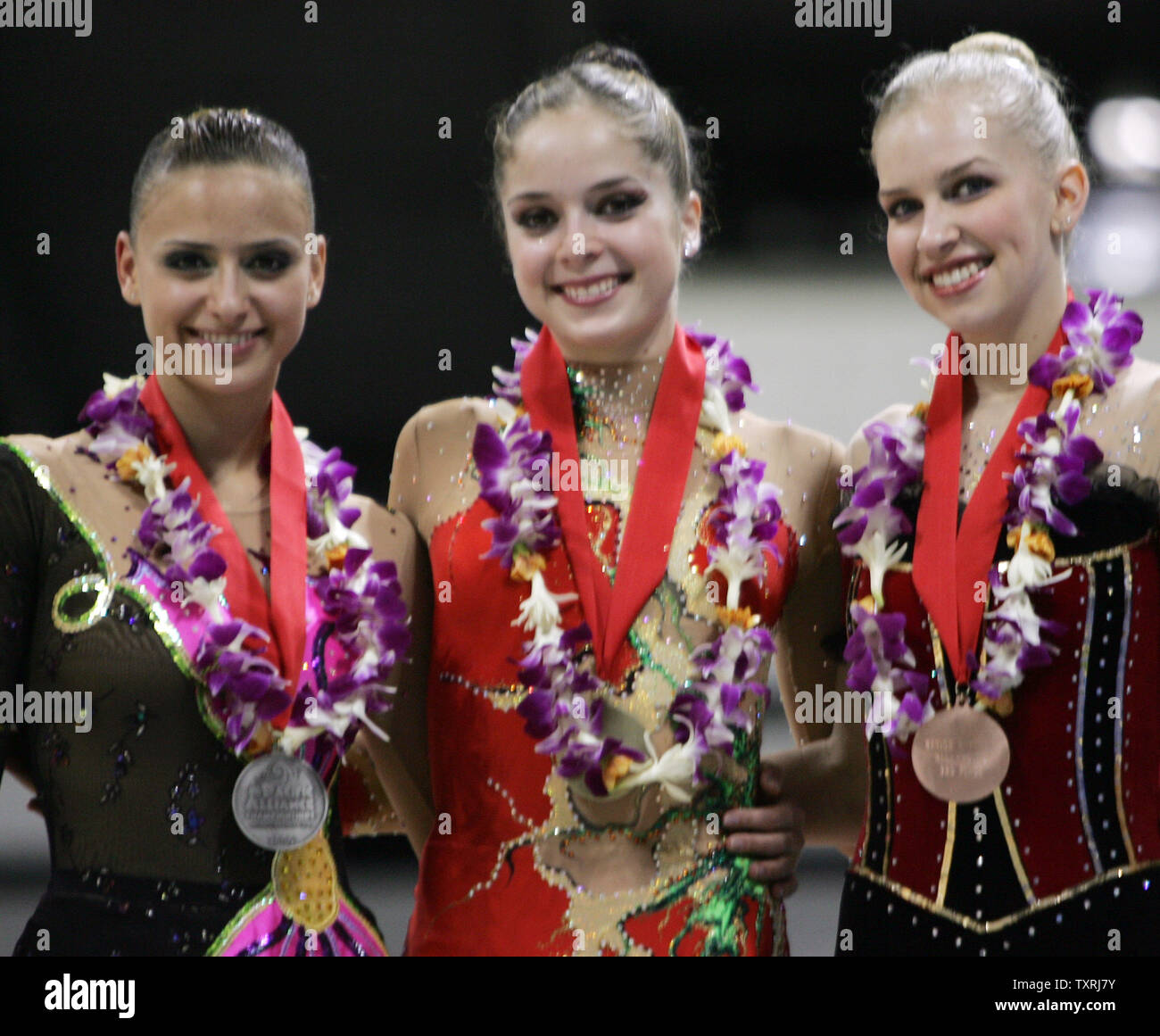 Eine neue Reihe von rhythmischen Gymnasts verdienen Medaillen in der alles rund um den Wettbewerb im Pacific Alliance Gymnasitcs Meisterschaften in Honolulu, Hawaii am 14. April 2006. Mexikos Cynthia Valez (Mitte) gewann die Goldmedaille vor der Kanadier Yana Tsikardize (links, Silber) und Carly Orava (rechts, Bronze). (UPI Foto/Gnade Chiu). Stockfoto