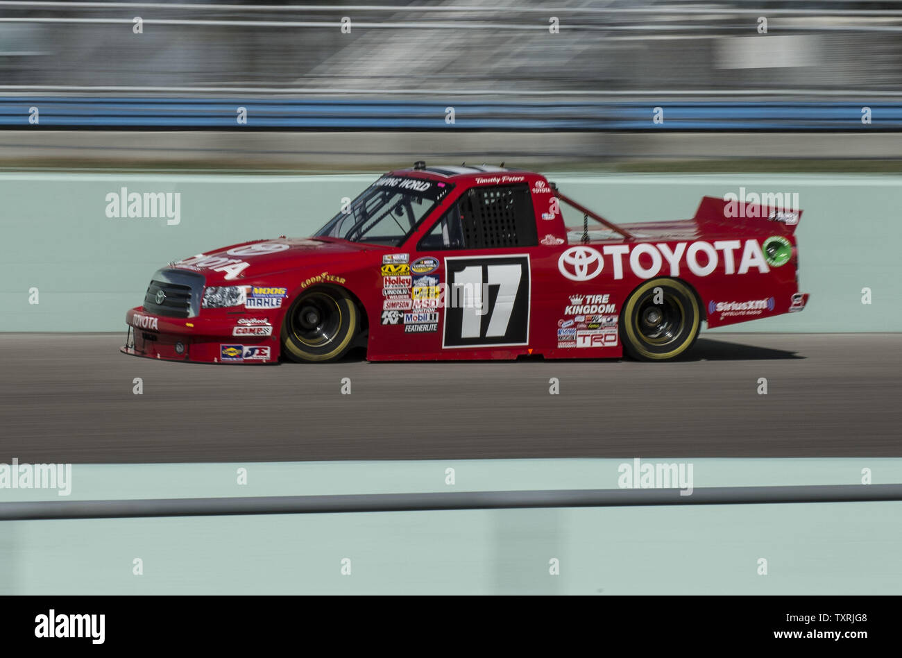 Der NASCAR Camping World Truck Welt 2012 Serie Kämpfer, Timothy Peters, Auto #17 Red Horse Racing Toyota führt eine Übung auf dem Homestead-Miami Speedway in Homestead, Florida am 16. November 2012. Peters wird im Ford EcoBoost 200 Meisterschaft am Freitag, 16. November 2012 Während die Ford Meisterschaft Wochenende konkurrieren. . UPI/Joe Marino-Bill Cantrell Stockfoto