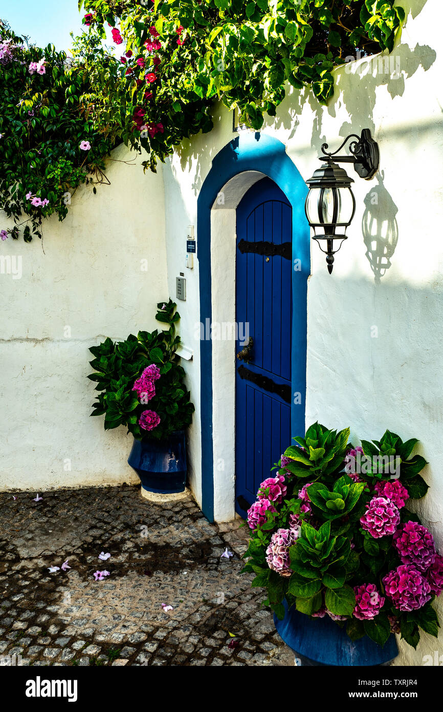 Atemberaubende blaue Tür, portugiesisches Dorf. Stockfoto