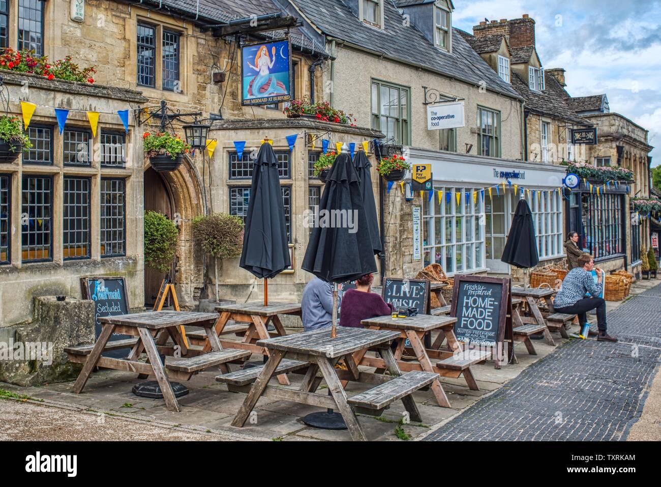 Attraktive Cotswolds Inn. Die Meerjungfrau in Burford, Burford, Oxfordshire, UK Stockfoto