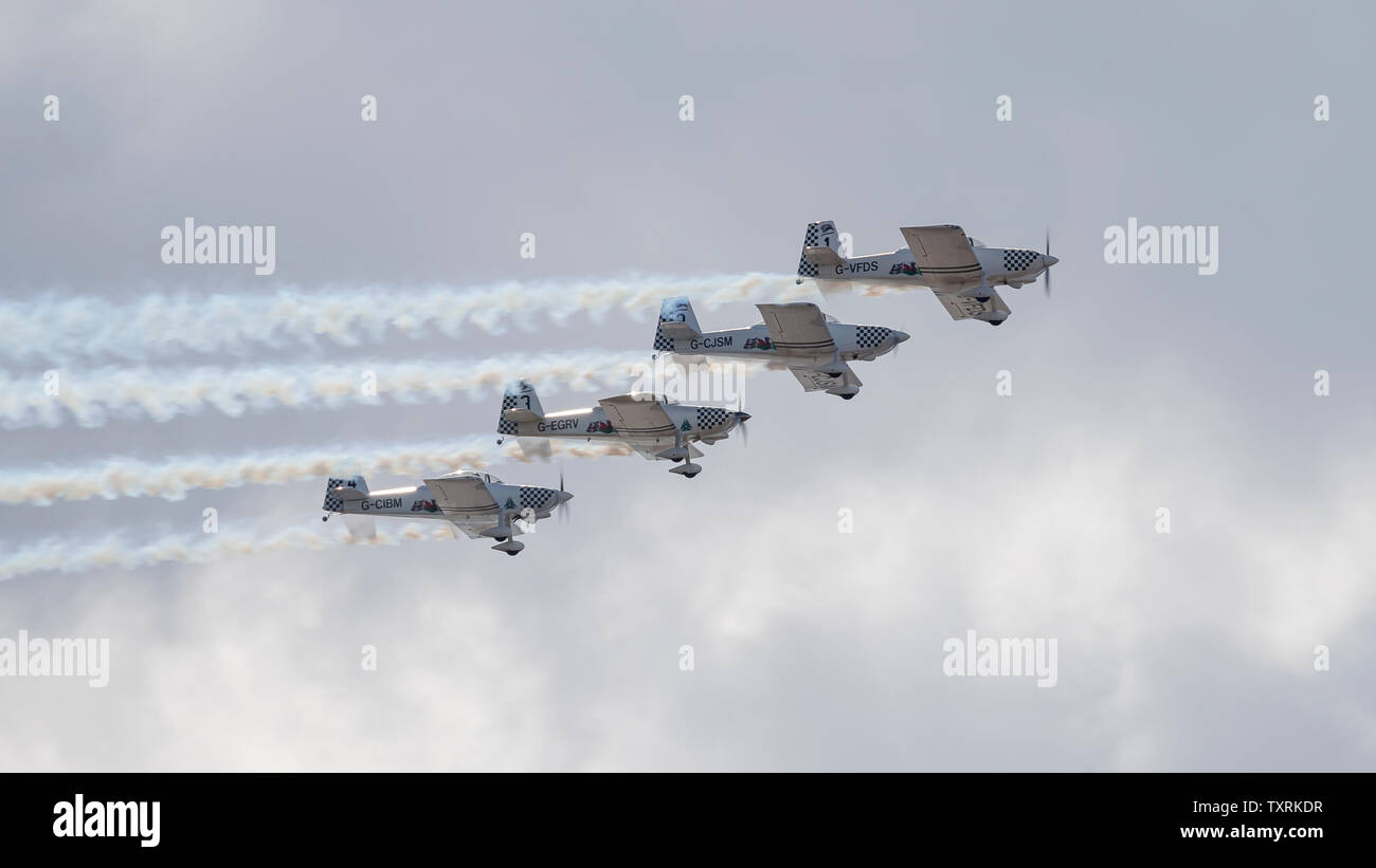 Weston-super-Mare, Großbritannien. 22. Juni, 2019. Team Raven Air Display beschleunigt durch die Luft an der Weston Air Festival 2019, Weston-super-Mare. Quelle: Lee Hudson Stockfoto