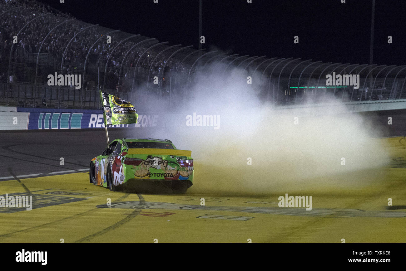 Racer Kyle Busch, Treiber für M&M's Crispy Toyota, im Besitz von Joe Gibbs führt eine "Rauch" nach dem Gewinn der 2015 NASCAR Sprint Cup Ford Ecoboost 400 Rennen und Meisterschaft auf dem Homestead-Miami Speedway am 22. November 2015. . Foto von Joe Marino-Bill Cantrell/UPI Stockfoto