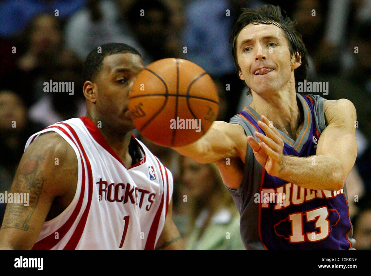 Phoenix Suns guard Steve Nash (13) den Ball als Houston Rockets, Tracy McGrady (L) verteidigt im Toyota Center in Houston am 16. April 2007. Die Raketen schlugen die Sonnen 120-117. (UPI Foto/Aaron M. Sprecher) Stockfoto