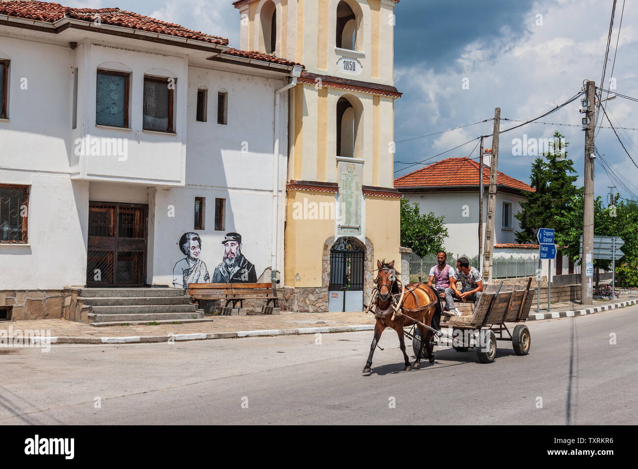 Zwei junge Männer auf Pferd und Wagen in ländlichen Bulgarien Stockfoto
