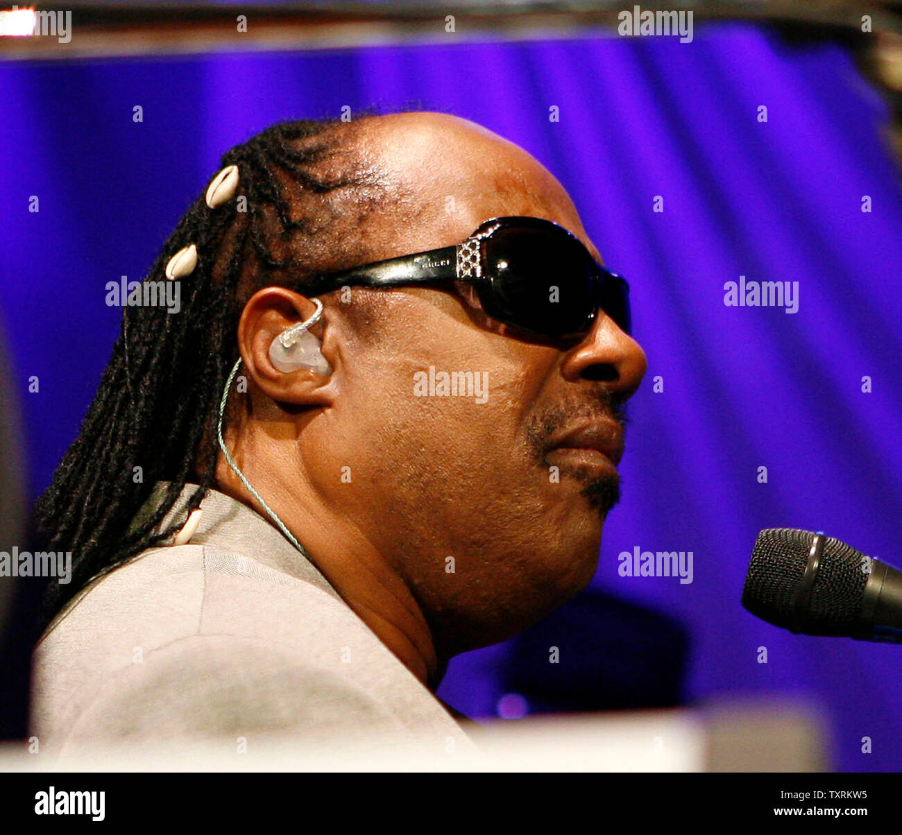 Stevie Wonder führt vor einem ausverkauften Menge im Toyota Center in Houston, Texas am 4. Dezember 2007. Die 57 Jahre alten Motown Legende ist in der Mitte seiner ersten großen US-Tour in über einem Jahrzehnt nach dem Tod seiner Mutter, die ihn wieder zu Touren. (UPI Foto/Aaron M. Sprecher) Stockfoto