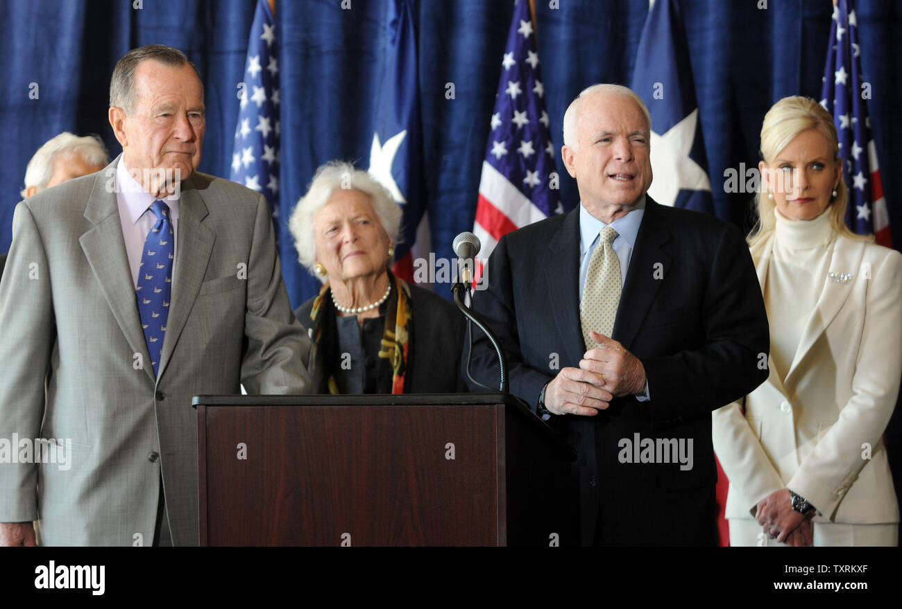 Ehemaliger Präsident George H.W. Bush und Präsidentschaftskandidat John McCain, zusammen mit ihren Ehefrauen, Barbara, Links und Cindy hören zu einer Fragen auf einer Pressekonferenz 18. Februar 2008 in Houston, Texas. Bush offiziell McCain im Rennen um die US-Präsident. (UPI Foto/Ian Halperin) Stockfoto