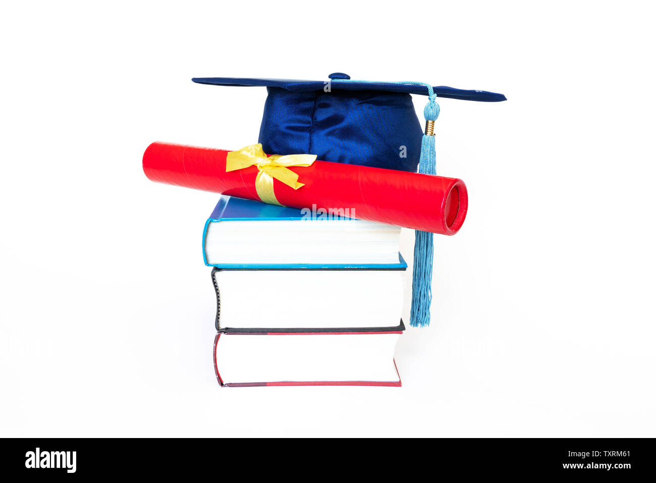 Blaue Graduierung Kappe mit Diplom im Fall auf der Oberseite der Bücher auf weißem Hintergrund. Bildung Konzept. Stockfoto