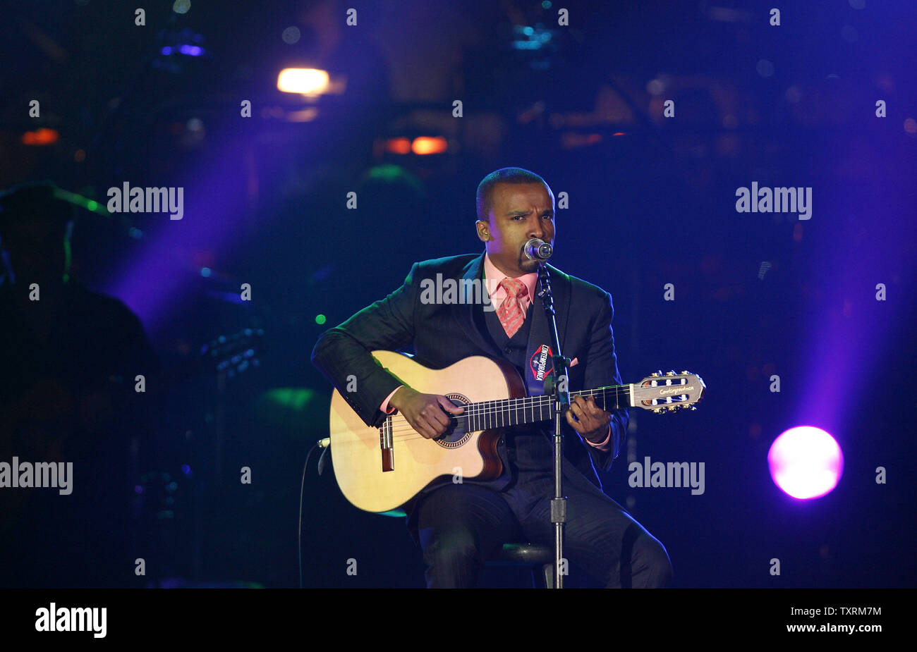 Musiker Alexandre Pires führt auf der Bühne während der 2008 Latin Recording Academy Person des Jahres Auszeichnungen ehren Gloria Estefan am George R Brown Convention Center in Houston, Texas am 12. November 2008. (UPI Foto/Aaron M. Sprecher) Stockfoto