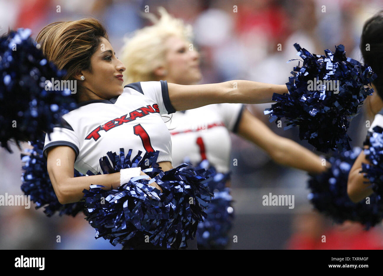 Ein Houston Texans cheers Cheerleader auf ihrer Mannschaft, wie sie auf den Tennessee Titans in die zweite Hälfte nehmen im Reliant Stadion in Houston, Texas am 14. Dezember 2008. Die Texans besiegten die Titans 13-12. (UPI Foto/Aaron M. Sprecher) Stockfoto