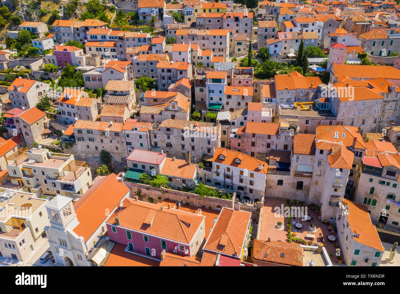 Kroatien, Stadt Sibenik, Panoramablick auf die Altstadt, Häuser aus Stein auf Hügeln Stockfoto