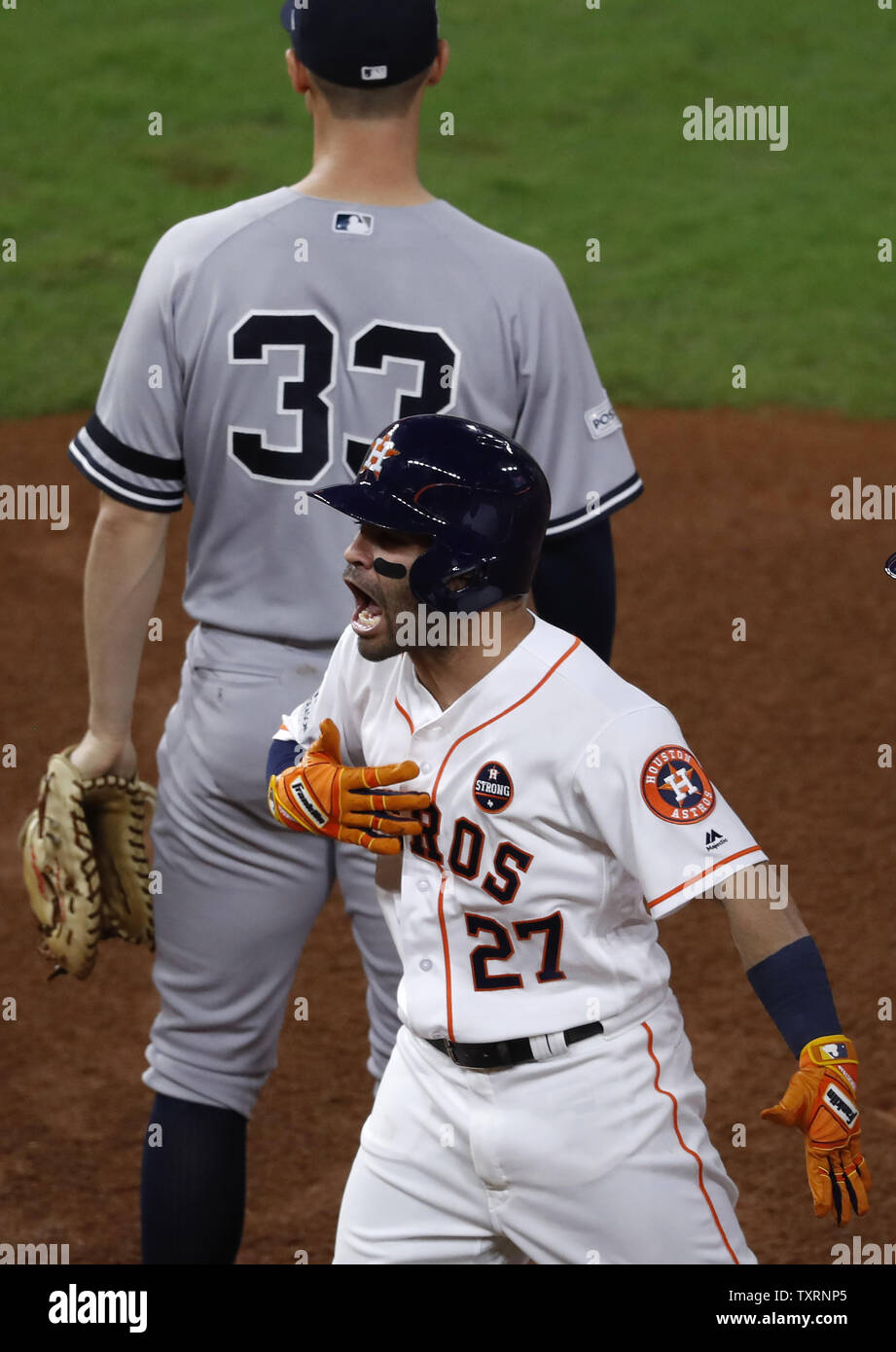 Houston Astros zweiter Basisspieler Jose Altuve feiert seine zwei RBI gegen die New York Yankees im fünften Inning Spiel 6 der American League Championship Series im Minute Maid Park in Houston, Texas am 20. Oktober 2017. Die Yankees führen die Reihe 3-2 über die Astros. Foto von Aaron M. Sprecher/UPI Stockfoto