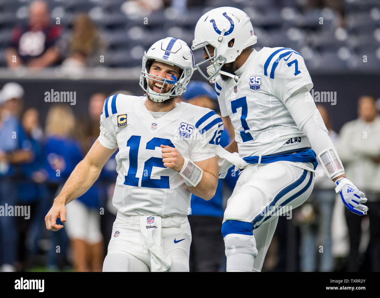 Indianapolis Colts Quarterbacks Andrew Glück und Jacoby Brissett Lächeln, während sie das Feld für Vorwärmungen vor Ihrer Wild Card Playoff Spiel gegen die Houston Texans an NRG Stadion in Houston am 5. Januar 2019. Foto von trask Smith/UPI Stockfoto