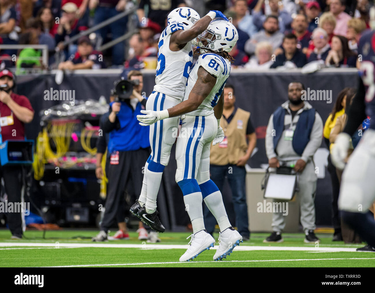 Indianapolis Colts zurück laufen Marlon Mack seinen Touchdown feiert gegen die Houston Texans mit Mo Alie-Cox im ersten Quartal ihre Wild Card Playoff Spiel bei NRG Stadion in Houston am 5. Januar 2019. Foto von trask Smith/UPI Stockfoto